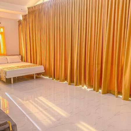 Legends Hotel & Restaurant - Lemery And Taal Extérieur photo